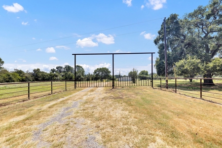 Kaufman TX Ranch Near Dallas with Unfinished Barndo - image 47