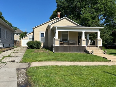 3 Bed 1 Bath Bungalow w/ Detached Garage - image 1