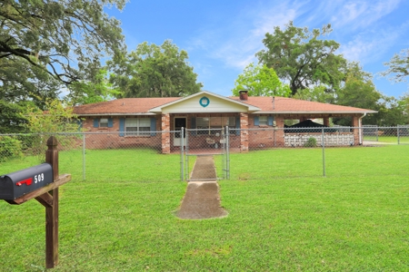 3/2 Brick Home In The Heart Of Trenton, Fl! - image 1