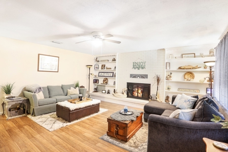 3/2 Brick Home In The Heart Of Trenton, Fl! - image 3