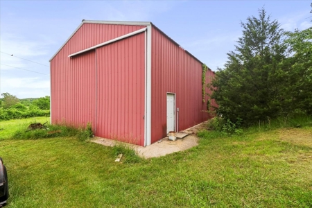 Charming Ranch Style Home on Serene 40 Acres - image 12