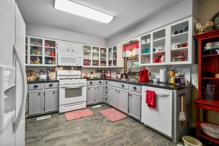 Charming Ranch Style Home on Serene 40 Acres - image 17