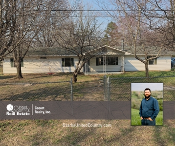 Home in Town in Thayer Missouri - image 1