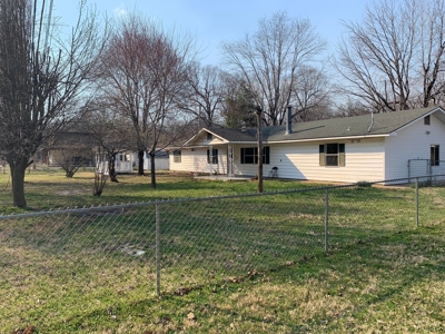 Home in Town in Thayer Missouri - image 4