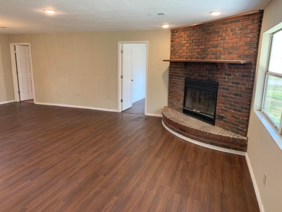 Home in Town in Thayer Missouri - image 5