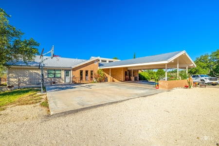 Charming Custom-Built Home with Stunning Views Sonora TX - image 3