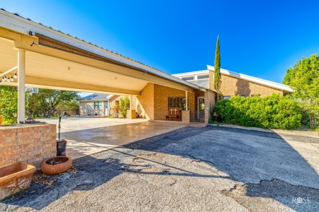 Charming Custom-Built Home with Stunning Views Sonora TX - image 4