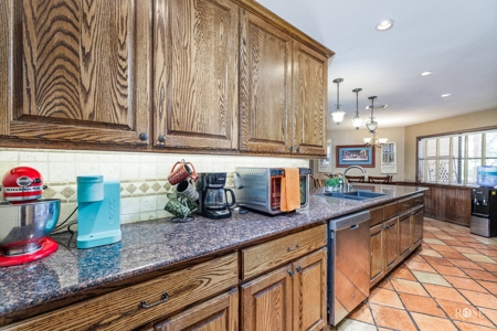 Charming Custom-Built Home with Stunning Views Sonora TX - image 14