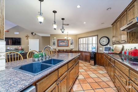 Charming Custom-Built Home with Stunning Views Sonora TX - image 13