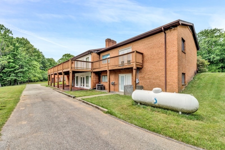 Large Brick Family Home for Sale in Vinton VA - image 39