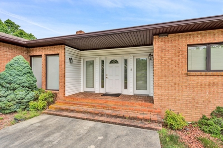Large Brick Family Home for Sale in Vinton VA - image 5
