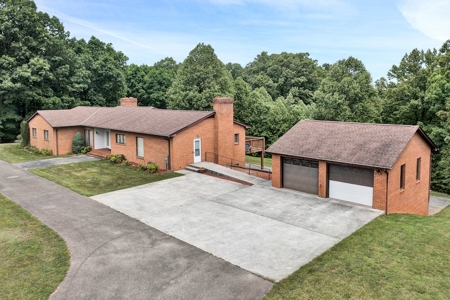 Large Brick Family Home for Sale in Vinton VA - image 2