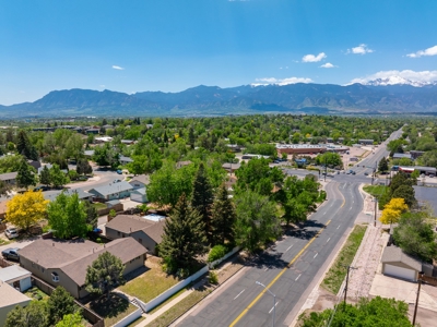 Colorado Springs Rancher with Pikes Peak Views - image 2
