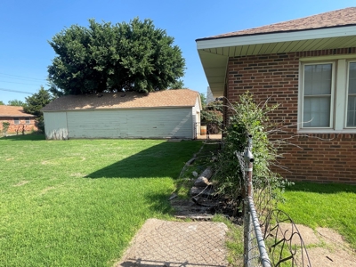 Clinton, OK Home for Sale – 3 bed, 1 bath - image 9