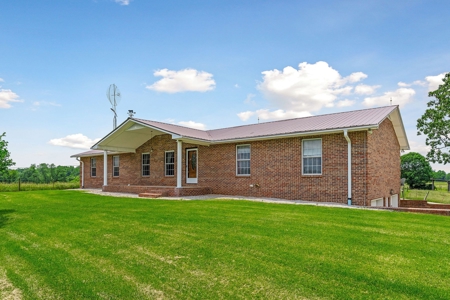 Here is your picket fence Tennessee farm that you have been - image 31