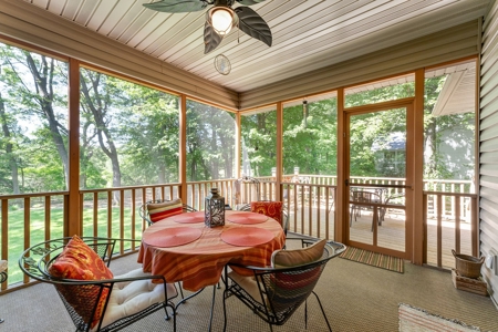 Open-Concept Ranch Home Christmas Mountain Golf Estates - image 23