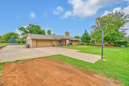 Home For Sale In Elk City, Oklahoma - image 40