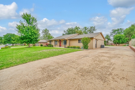 Home For Sale In Elk City, Oklahoma - image 2