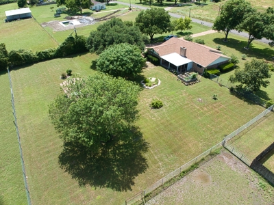 "257 Earle Rd, Hewitt, TX – Country Living on 2+ Acres!" - image 4