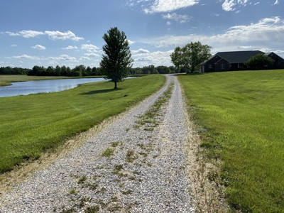 Ranch Country Home On 20 Acres - image 2