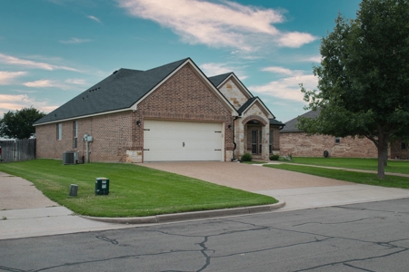 Your Dream Home Awaits in China Spring,Tx! - image 2