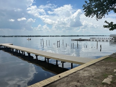 Waterfront Cottage with New Pier in Sought-After River Acres - image 9