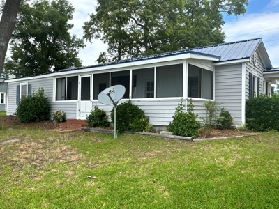 Waterfront Cottage with New Pier in Sought-After River Acres - image 10