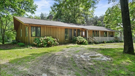 Stunning 4-Bedroom Cedar-Sided Home in Scenic Jackson County - image 1