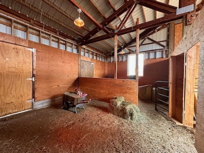 4 bed/2bath, 2584 sq.ft Gorgeous home on 20 acres with barn. - image 26