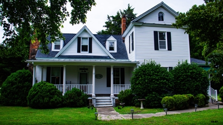 Move-In Ready 1858 Pre-Civil War Home with Modern Updates - image 4