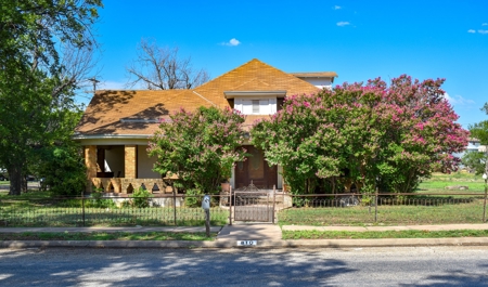 Charming 3-Bedroom Home on Spacious Corner Lot in Sonora, TX - image 1