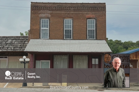 Commercial Building for Sale on Main Street, Mammoth Spring - image 1