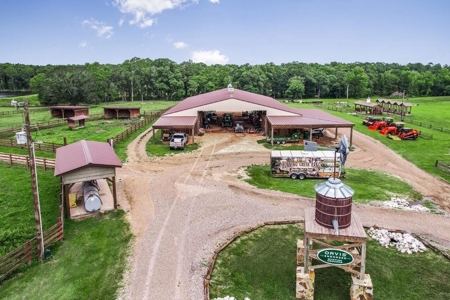 Running Creek Ranch - A Premier Equestrian and Sporting Retreat - image 4