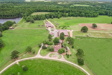 Running Creek Ranch - A Premier Equestrian and Sporting Retreat - image 1
