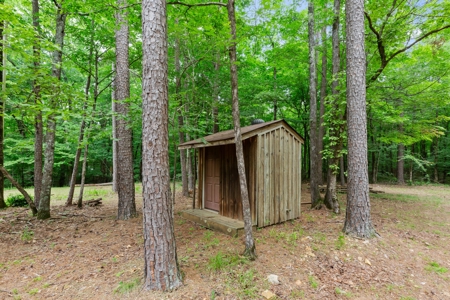 Two homes and three cabins on live year round creek in Shady - image 27