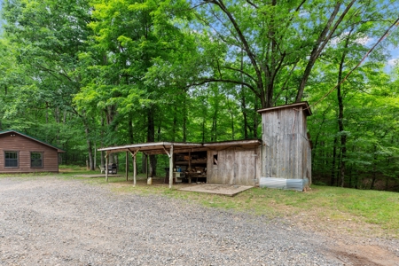 Two homes and three cabins on live year round creek in Shady - image 20