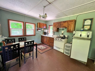 Maine Off-grid Retreat - image 9