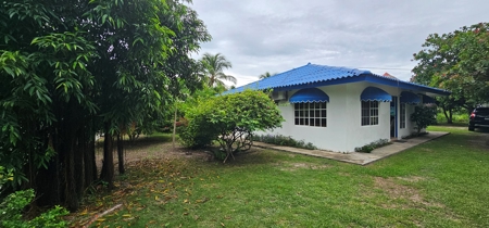 House with Pool just 1 minute walk from the beach - image 3