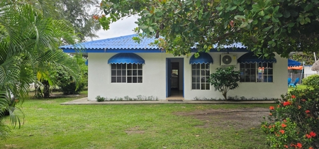 House with Pool just 1 minute walk from the beach - image 2