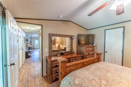 Country Home and Acreage with Live Water in Marion County - image 13