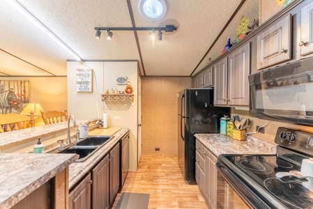 Country Home and Acreage with Live Water in Marion County - image 9