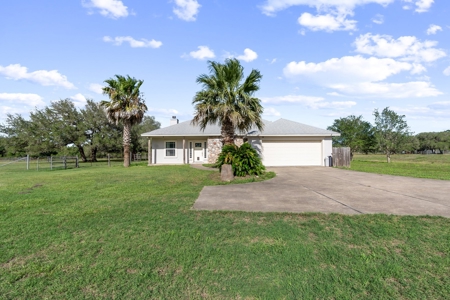 Well Built Country Home on 10 Acres- Bee County - image 4