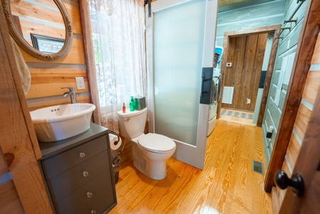Stunning Lakefront Log Home for Sale in NC - image 13