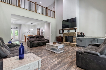 Luxury home out in the country - image 2