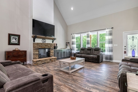 Luxury home out in the country - image 3