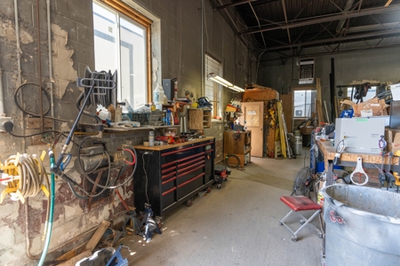 Turnkey Opportunity Established Family Business in Denison - image 30