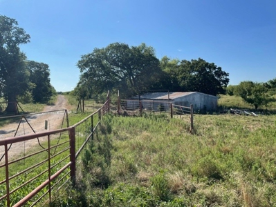 Land With 3 Fishing Ponds For Sale in Bowie, Texas - image 1
