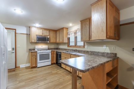 Home in the City of Waupaca For Auction - image 12