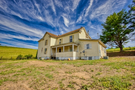Fixer-Upper Farmhouse for Sale in Floyd VA - image 4