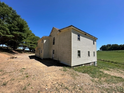 Fixer-Upper Farmhouse for Sale in Floyd VA - image 33